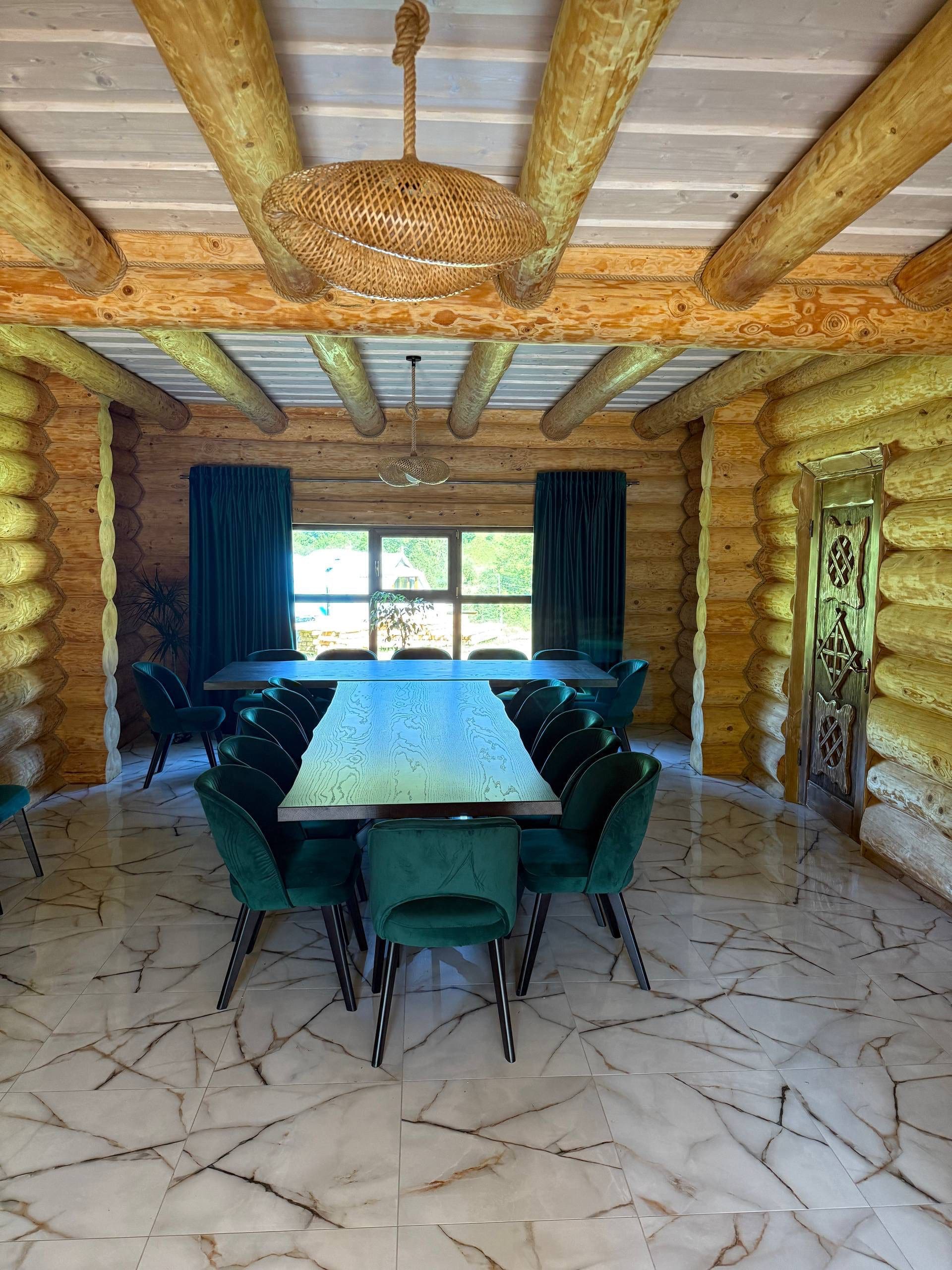 Загальний стіл Retreat.Haus